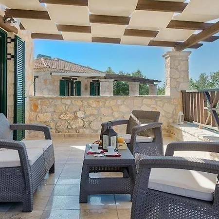Chrisapella Villas * Amoudi