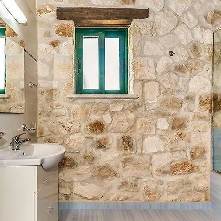 Chrisapella Villas Amoudi
