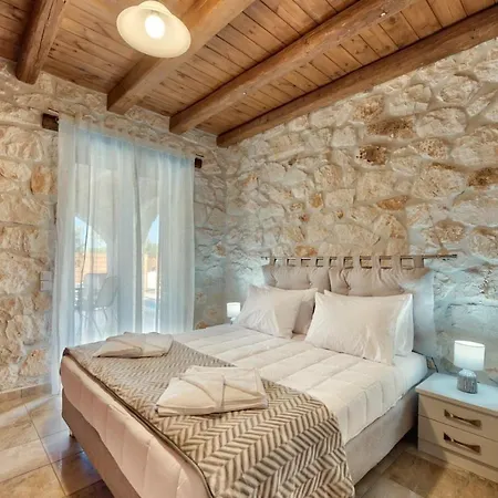 Chrisapella Villas * Amoudi